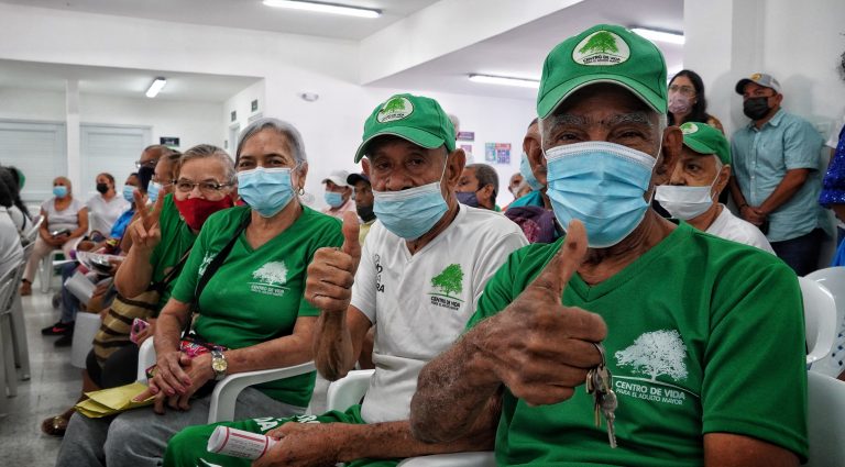 Abuelitos felices por poder disfrutar el nuevo Centro de Vida en el barrio El Santuario