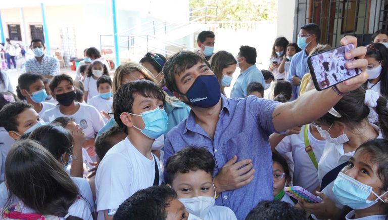 Estudiantes selfi con el alcalde