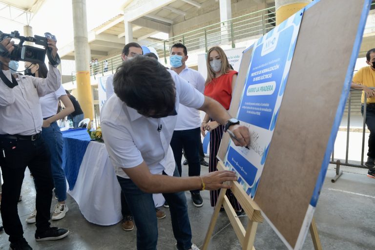 Alcalde Jaime Pumarejo durante la firma del Proyecto de Normalización Eléctrica - PRONE