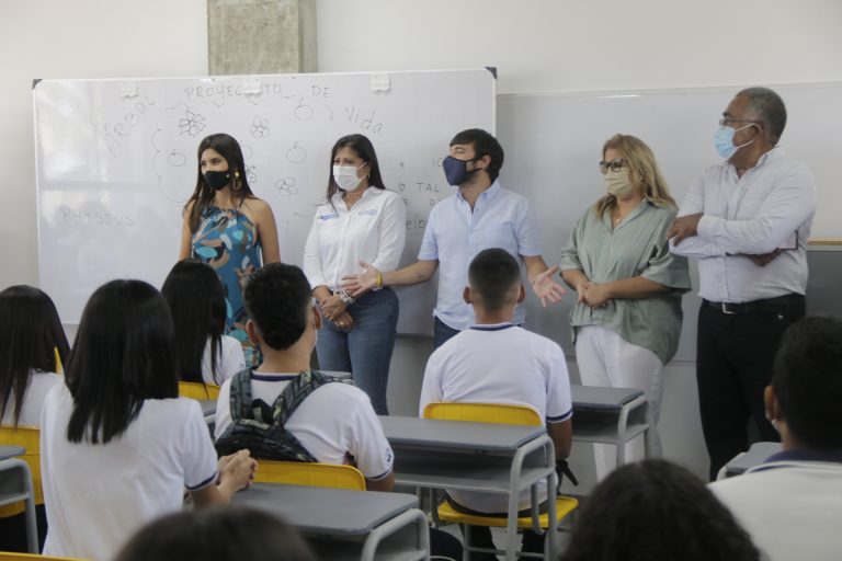 Alcalde en sala de clase