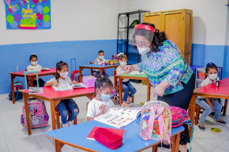 Docentes apoyando en el desarrollo de las actividades a los mas pequeños.