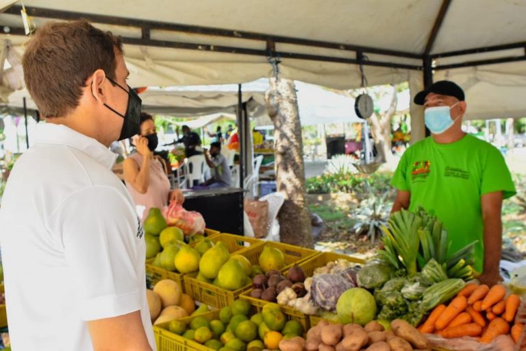 Secretario de Control Urbano y Espacio Público en uno de os mercados a tu barrio en la ciudad.