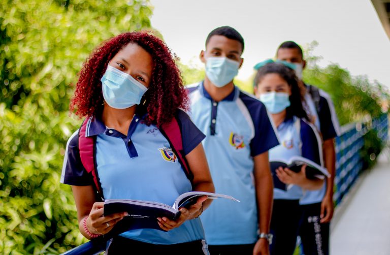 Jóvenes estudiantes de las Escuelas Distritales de Barranquilla reciben clases de inglés dentro de sus jornada escolar