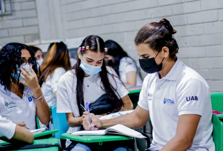 Estudiantes de Universidad al Barrio. Programa que ofrece educación superior gratuita en Barranquilla