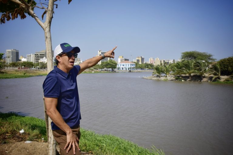 Funcionario en el caño