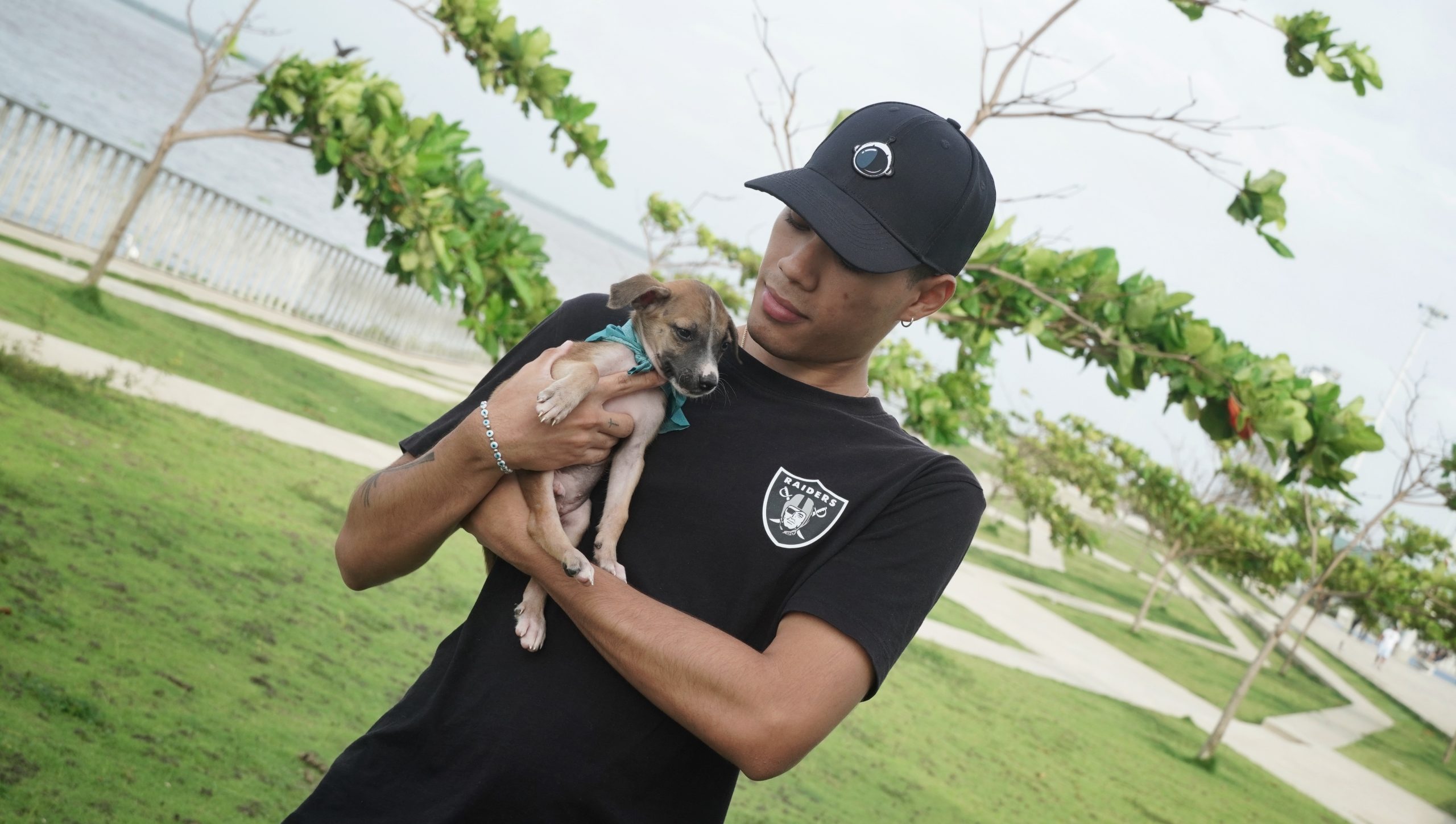 Adolescente con perrito