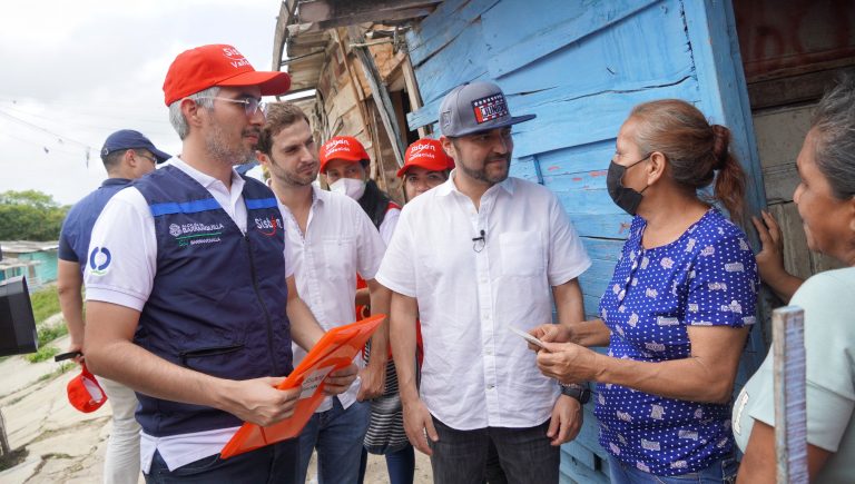 Imagen del alcalde Jaime Pumarejo entregando la recalificación a una ciudadana