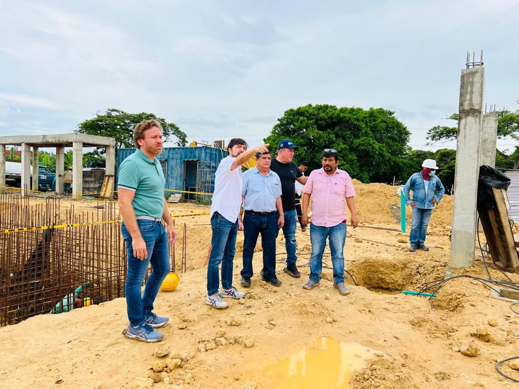 Alcalde durante inspección de obras