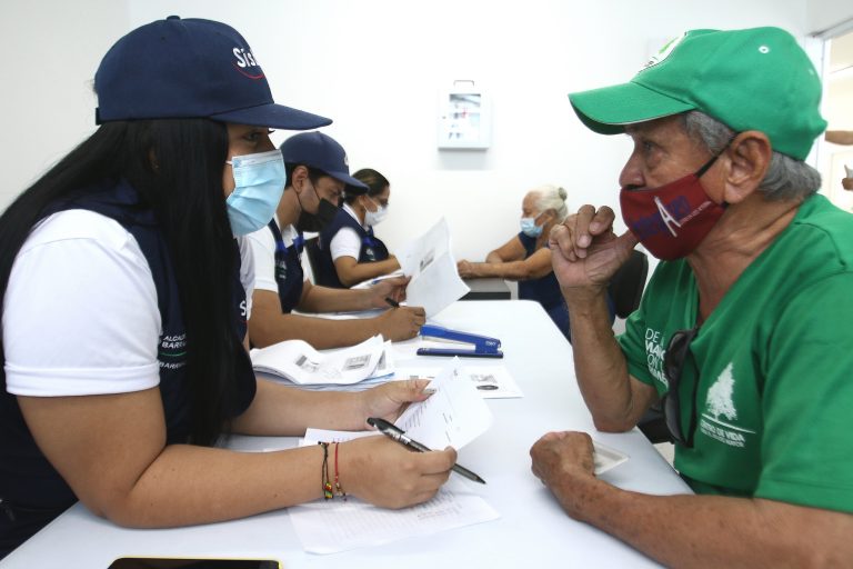 Funcionarios y adulto mayor