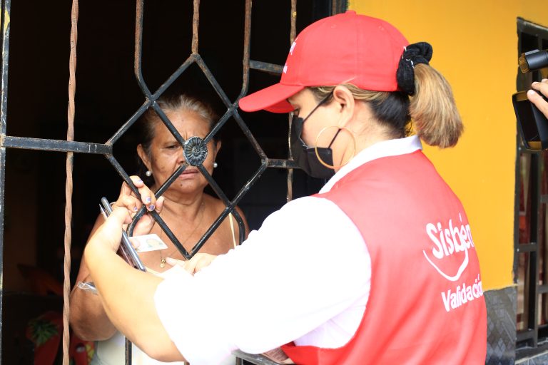 Funcionaria del Sisbén visitando vivienda