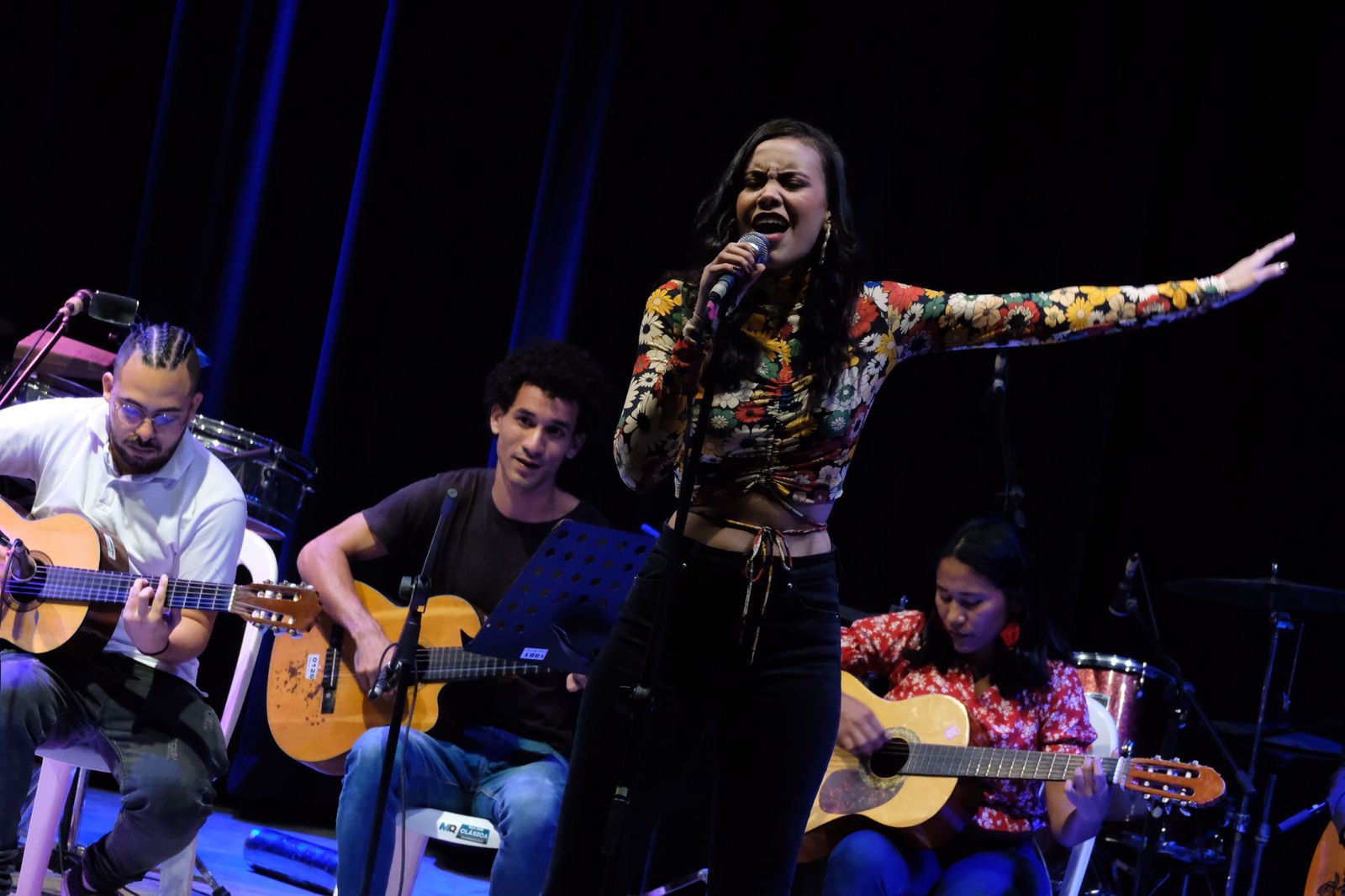 Mujer cantando