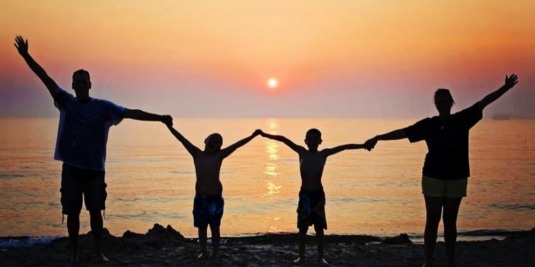 Familia en puesta de sol