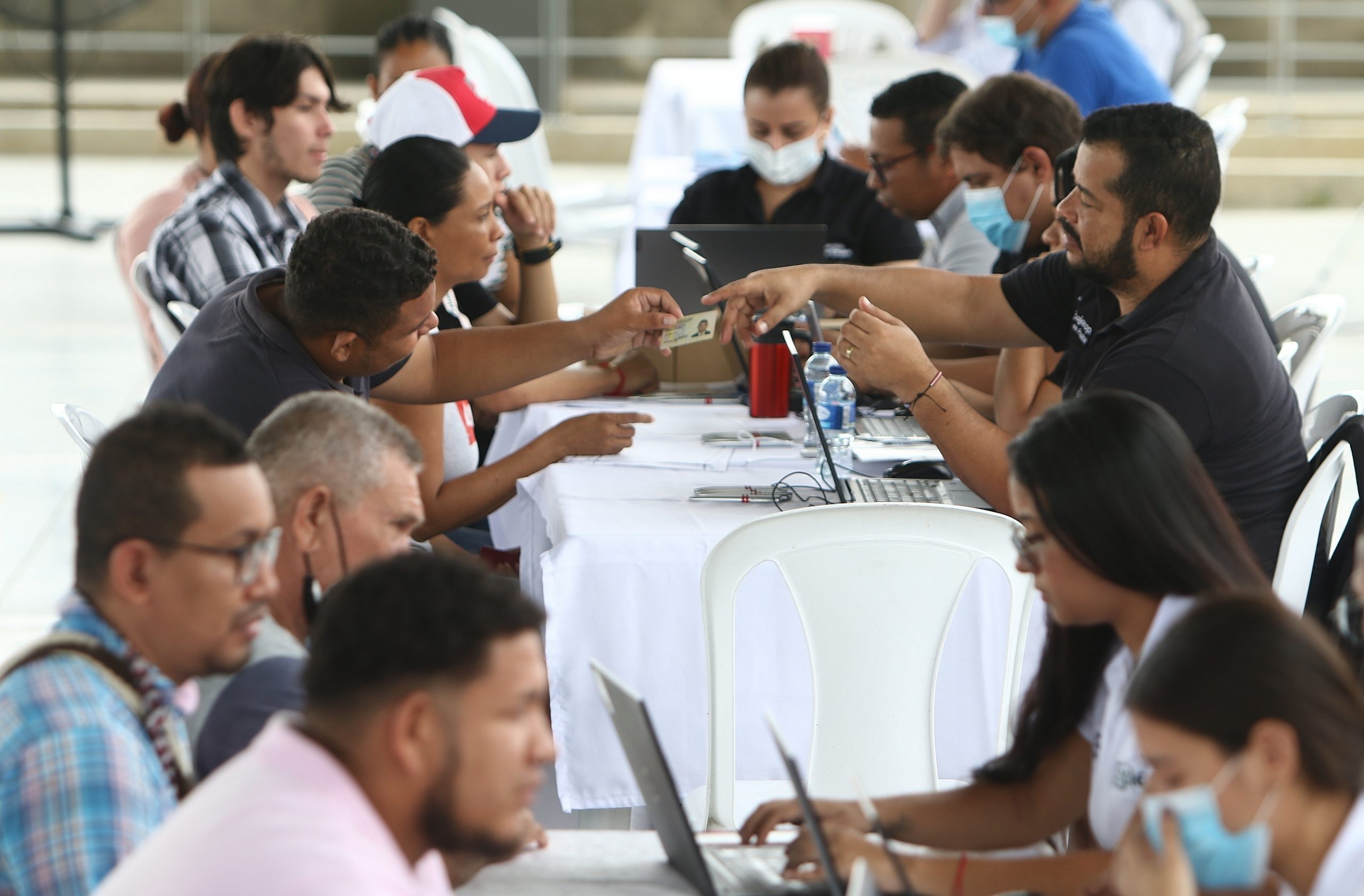 Comunidad en feria de servicios de Las Gardenias