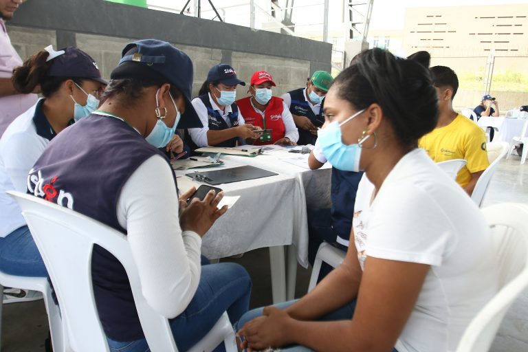 Comunidad es atendida en feria de servicios