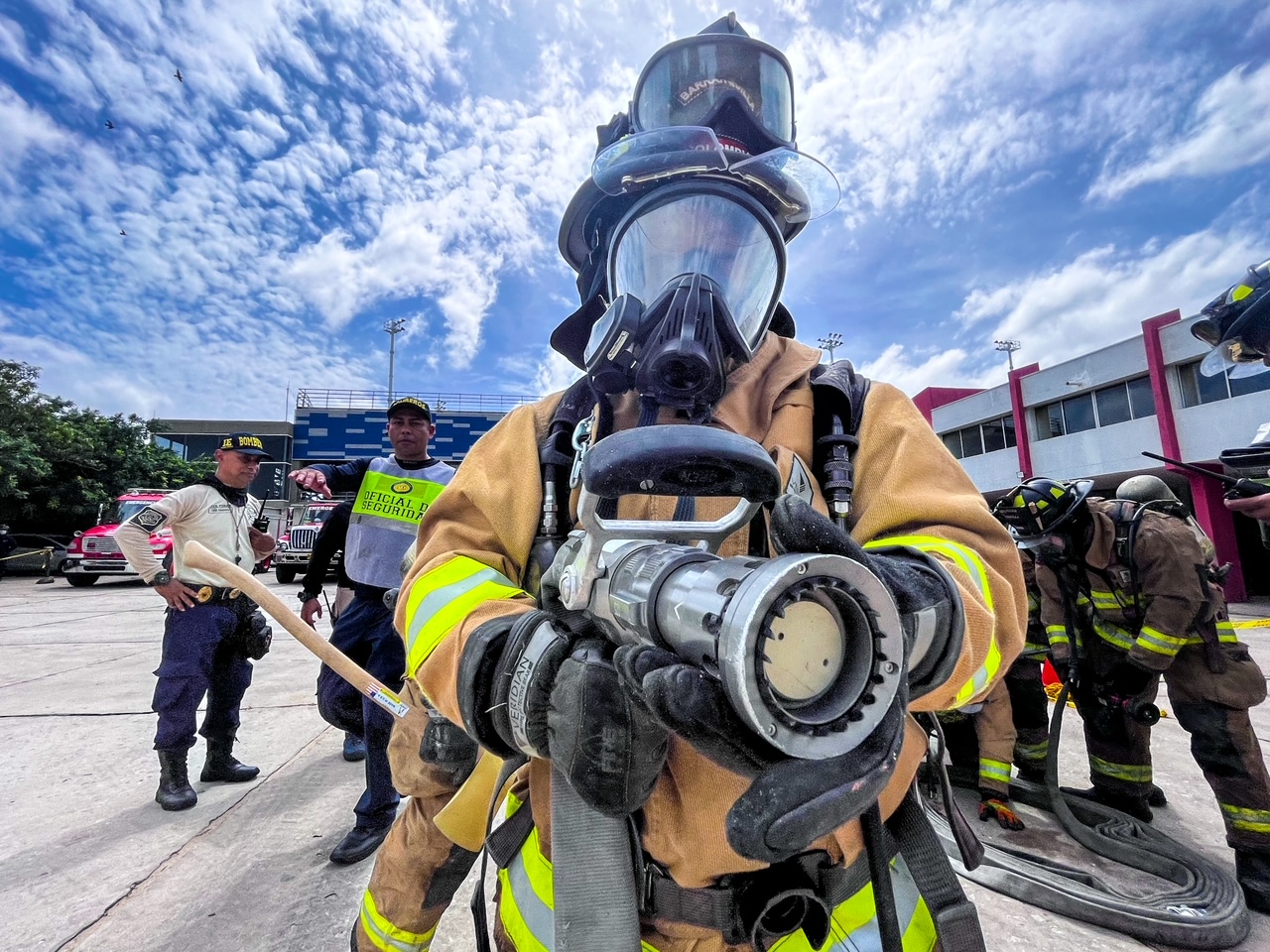 Bombero con toda su indumentaria