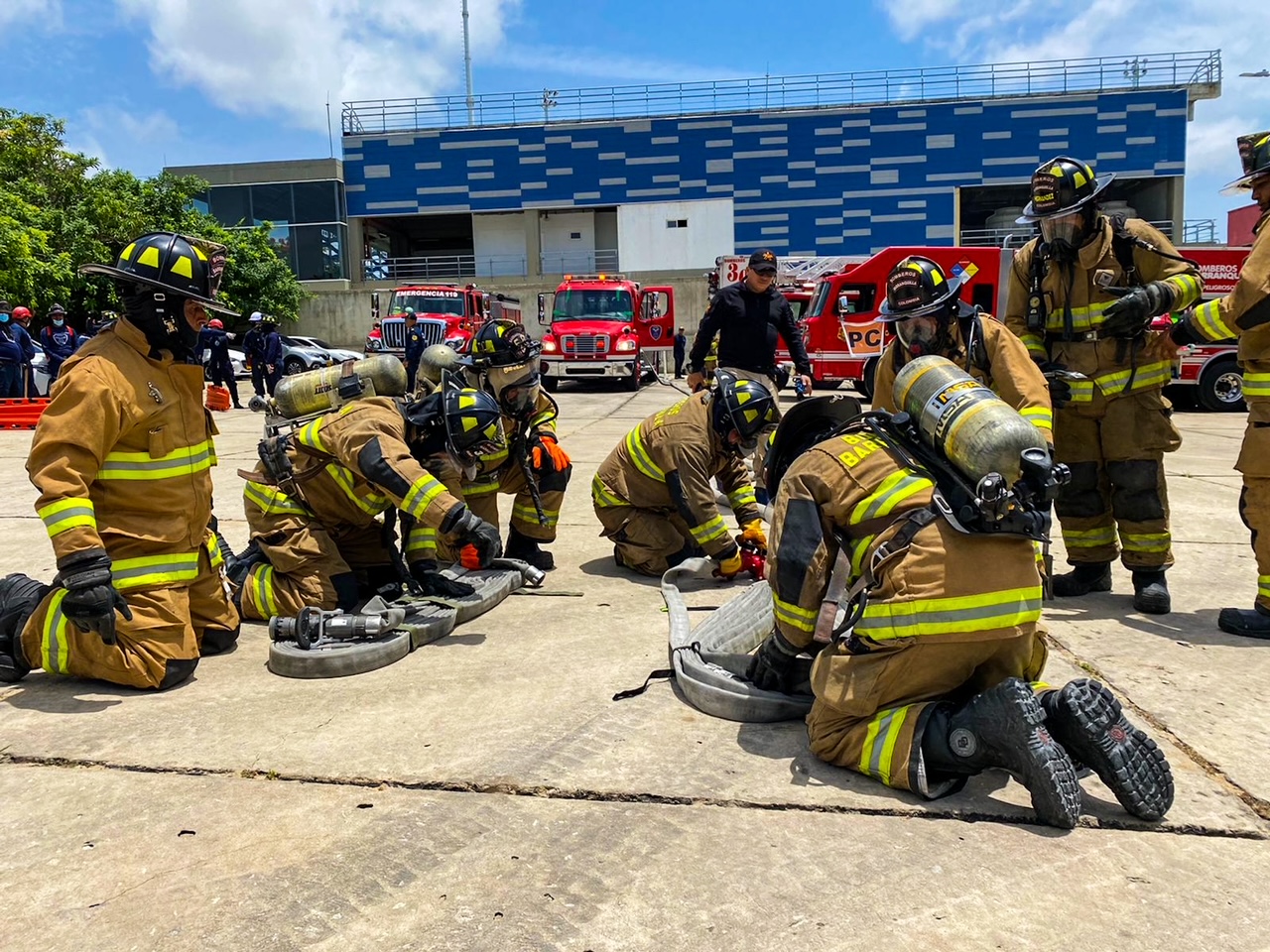 Hombres y mujeres del Cuerpo de Bomberos durante entrenamientos