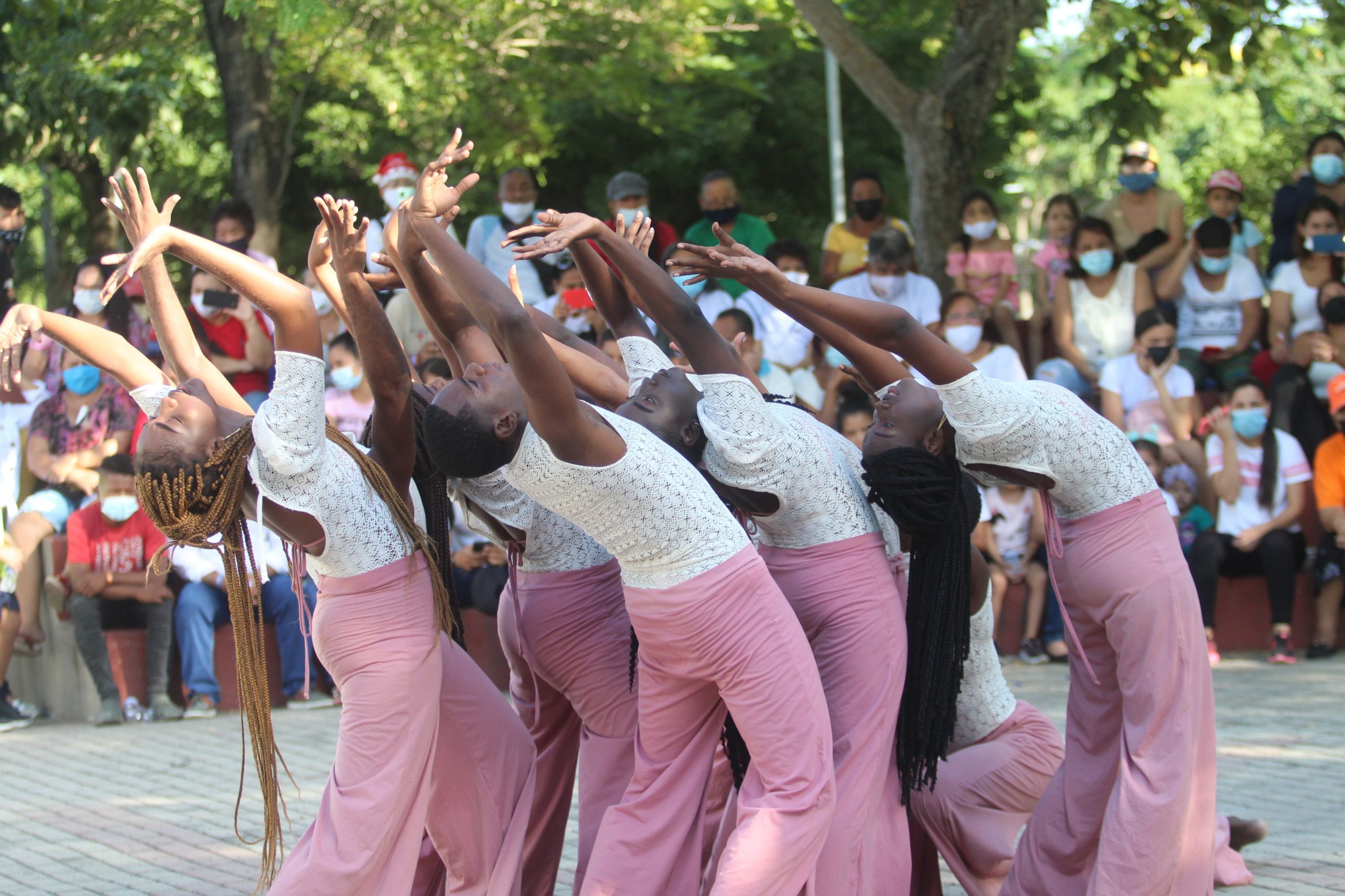 Jóvenes afro bailando