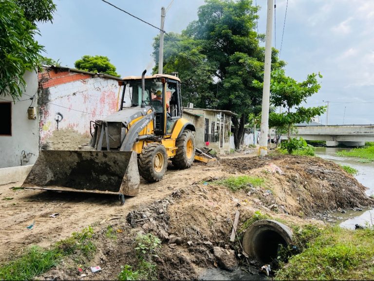 Maquinarias en obras Caño de la Auyama