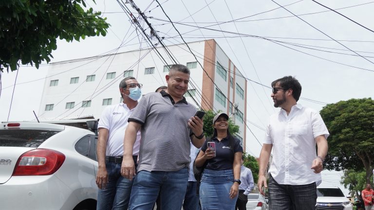 Alcalde Pumarejo inspecciona cableado de enegía