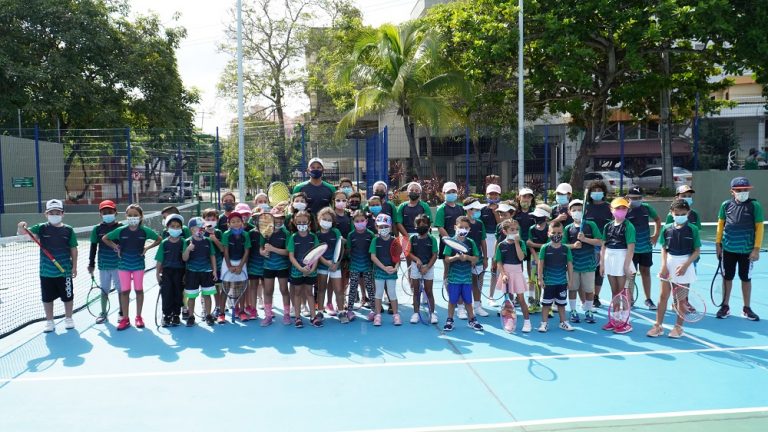 Niños deportistas participantes en Festival Minitenis