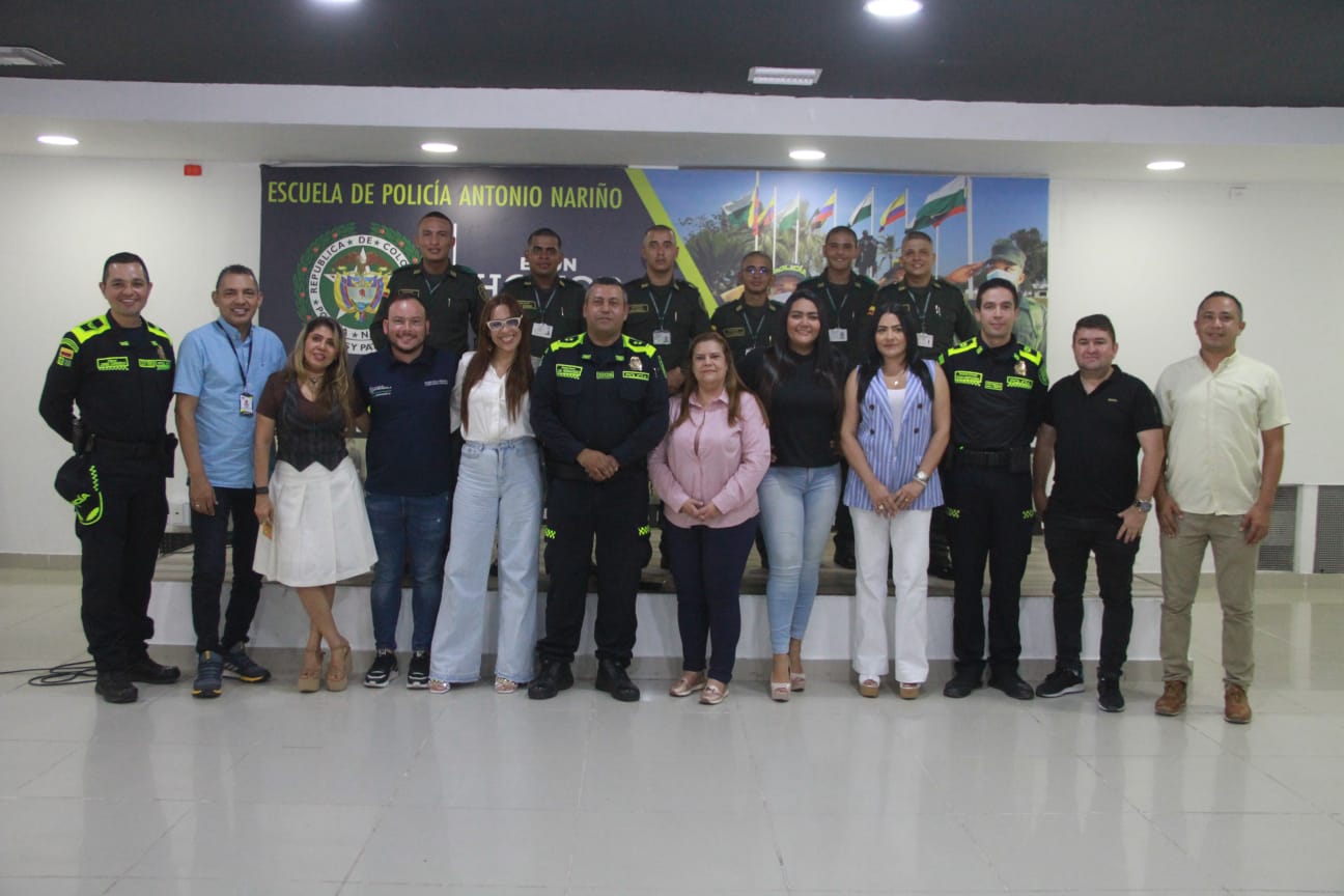 Grupo de comerciantes en CAD de la Policía