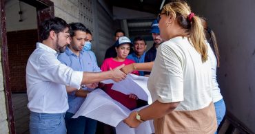 Alcalde con planos de obras