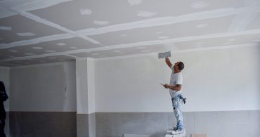 Hombre realiza obras en techo escolar