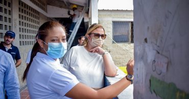 Comunidad educativa en visita a obras