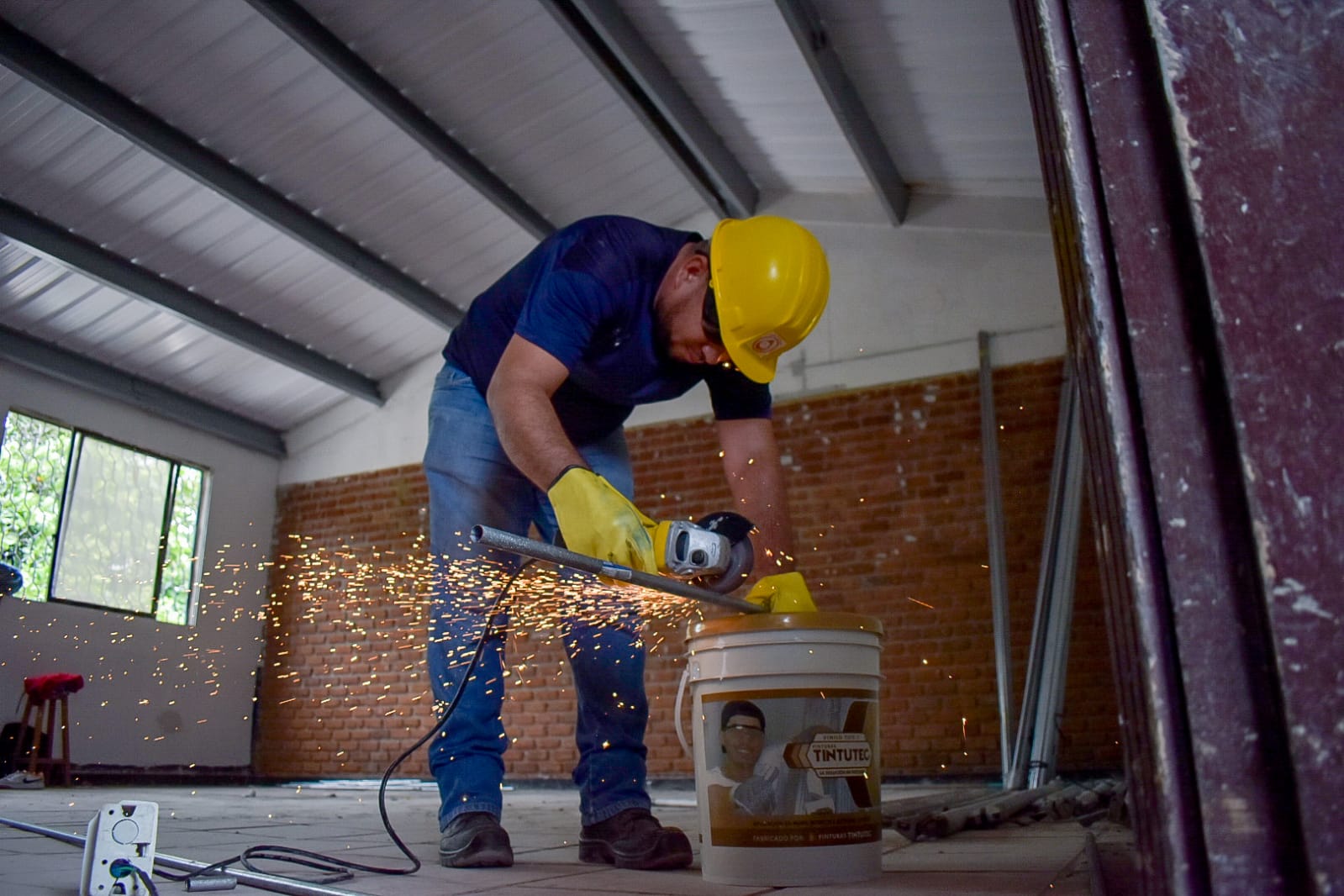 Trabajador realiza obras en IED Las Flores