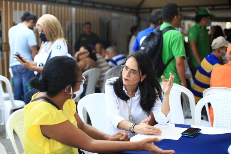 Secretaria de Planeación atendiendo comunidad