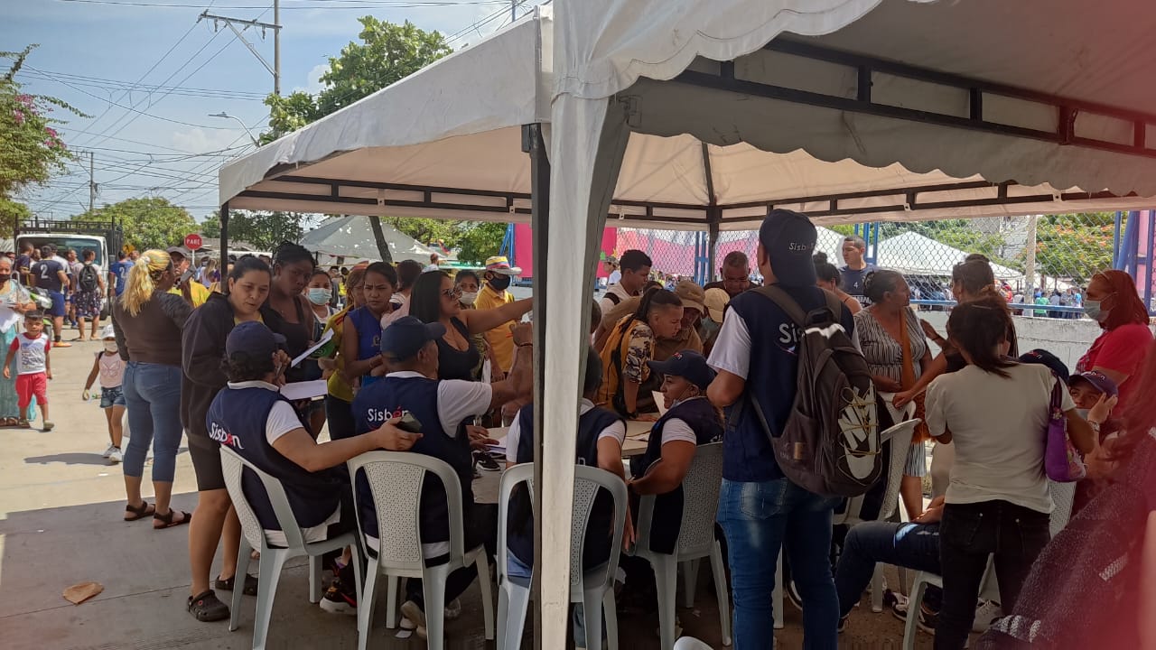 Carpa de atención del Sisbén con comunidad