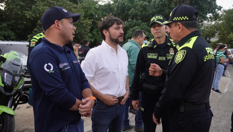 Alcalde en compañia de agentes de policia revisando seguridad de la ciudad