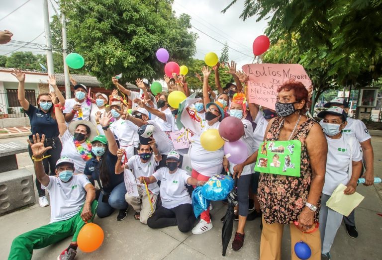 Grupo de adultos mayores de los centros de vida 