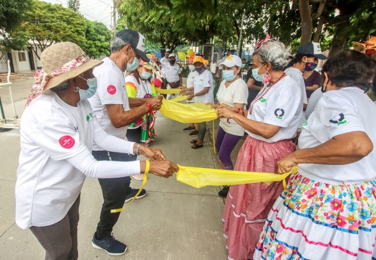 Adultos mayores de centros de vida en actividades recreativas