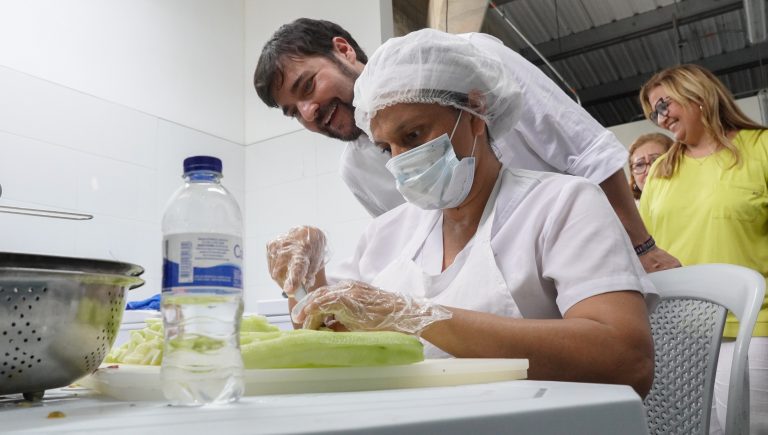 Alcalde observa preparación de ración escolar