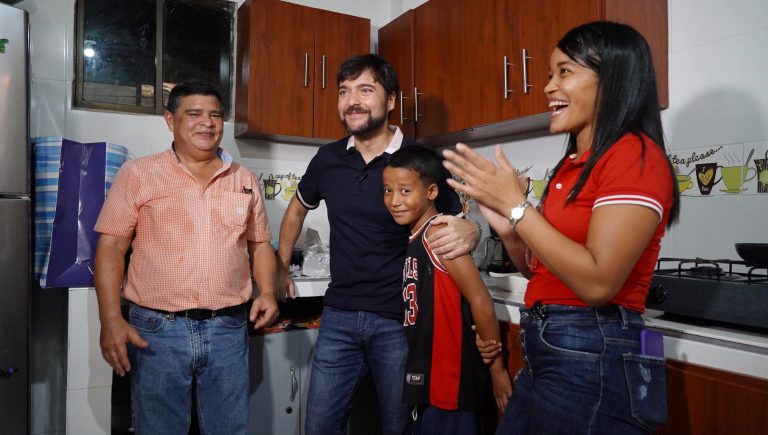 Alcalde con familia beneficiaroa d eprograma de mejoramiento