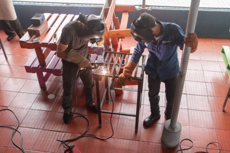 Dos ex habitantes de calle aprenden soldadura