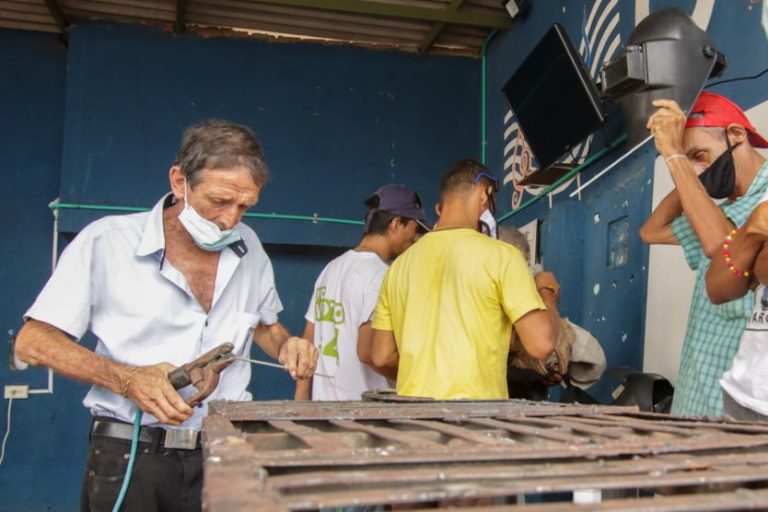 Talleres de formación en soldadura para ex habitantes de la calle