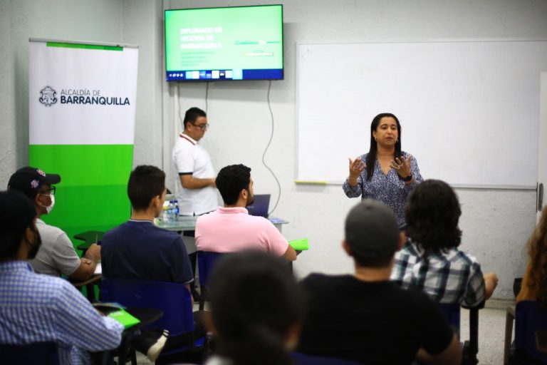 Impartiendo clases en Diplomado de Historia