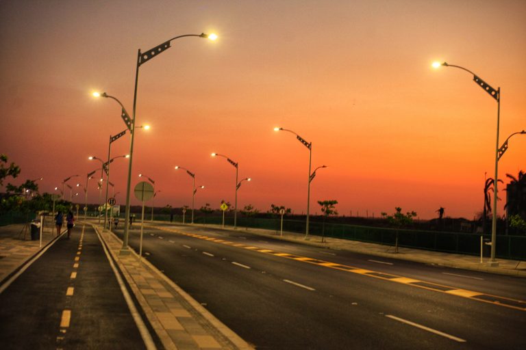 Postes de luz en avenida de Barranquilla