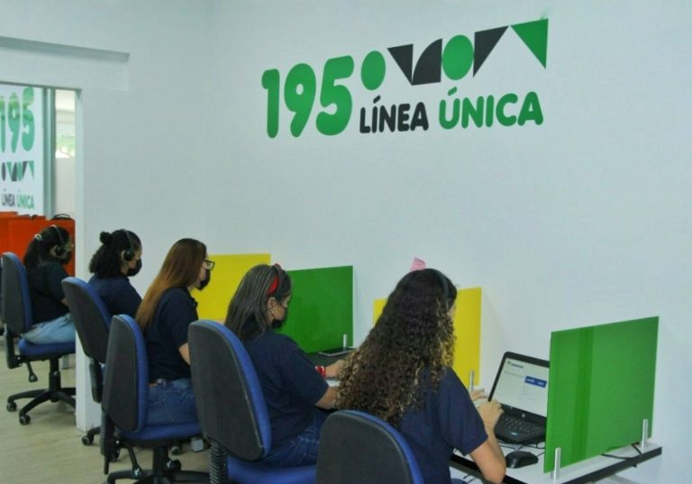 Contestadoras de la línea 195 en central telefónica