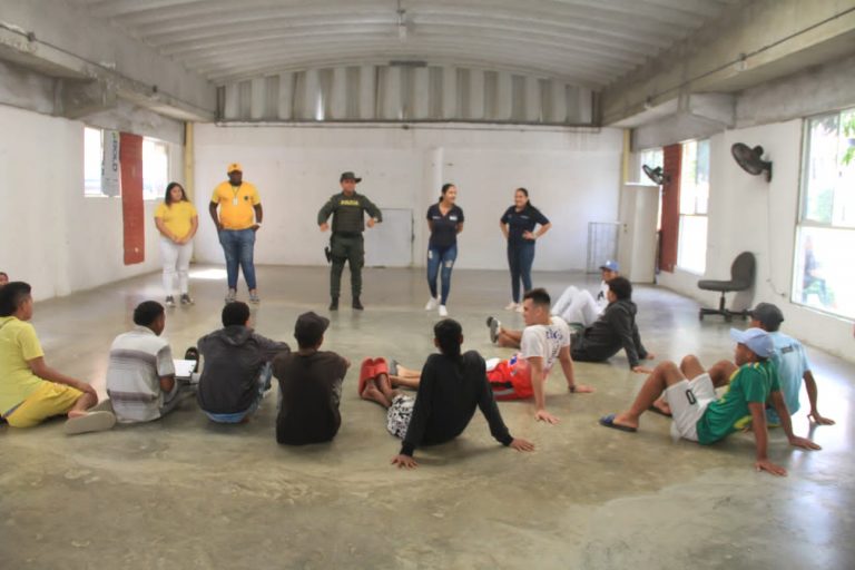 Jóvenes de Las Gardenias reciben charlas