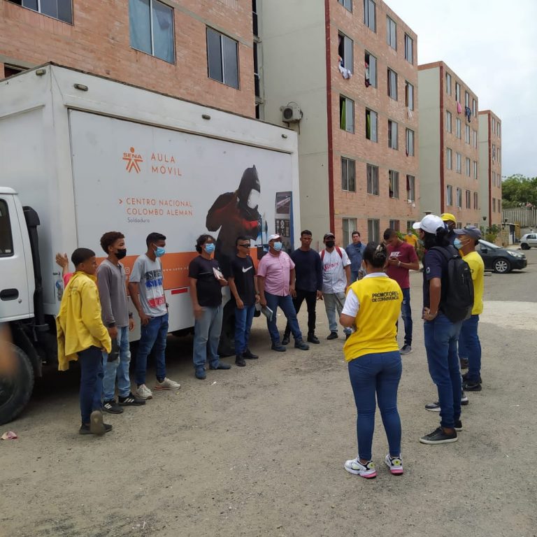 Charlas con jóvenes y comunidad de Las Gardenias