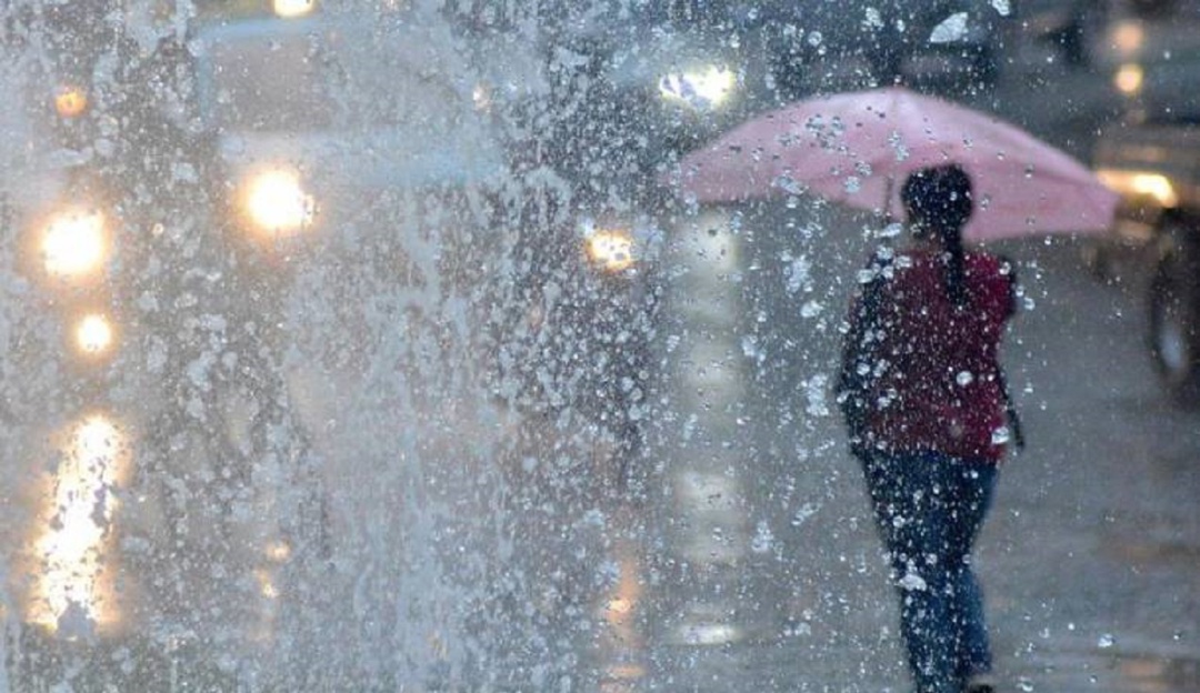 Mujer bajo la lluvia