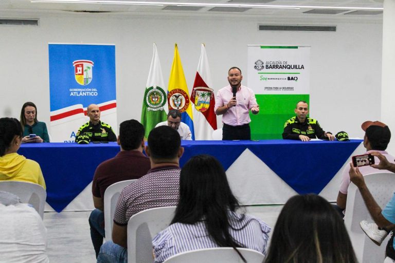 Jefe Oficina de Seguridad en reunión -Amor y Amistad