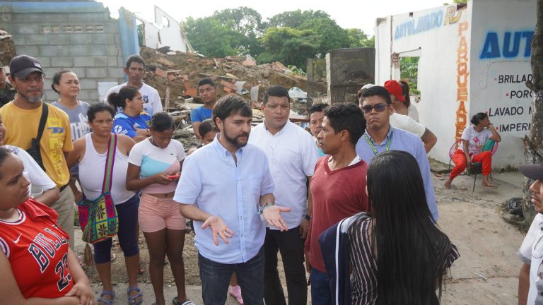 Visita de alcalde a comunidades afectadas por lluvia