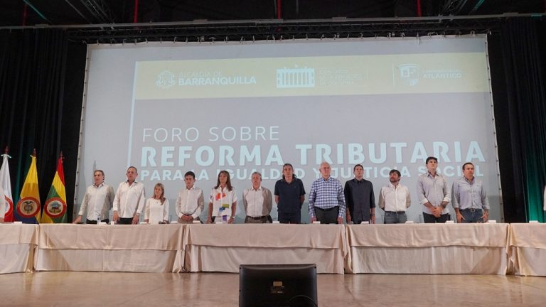 Participantes del Foro sobre la reforma tributaria