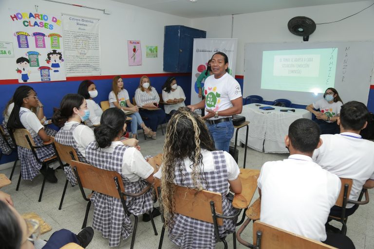 Estudiantes en talleres de la estrategia "Hablemos"