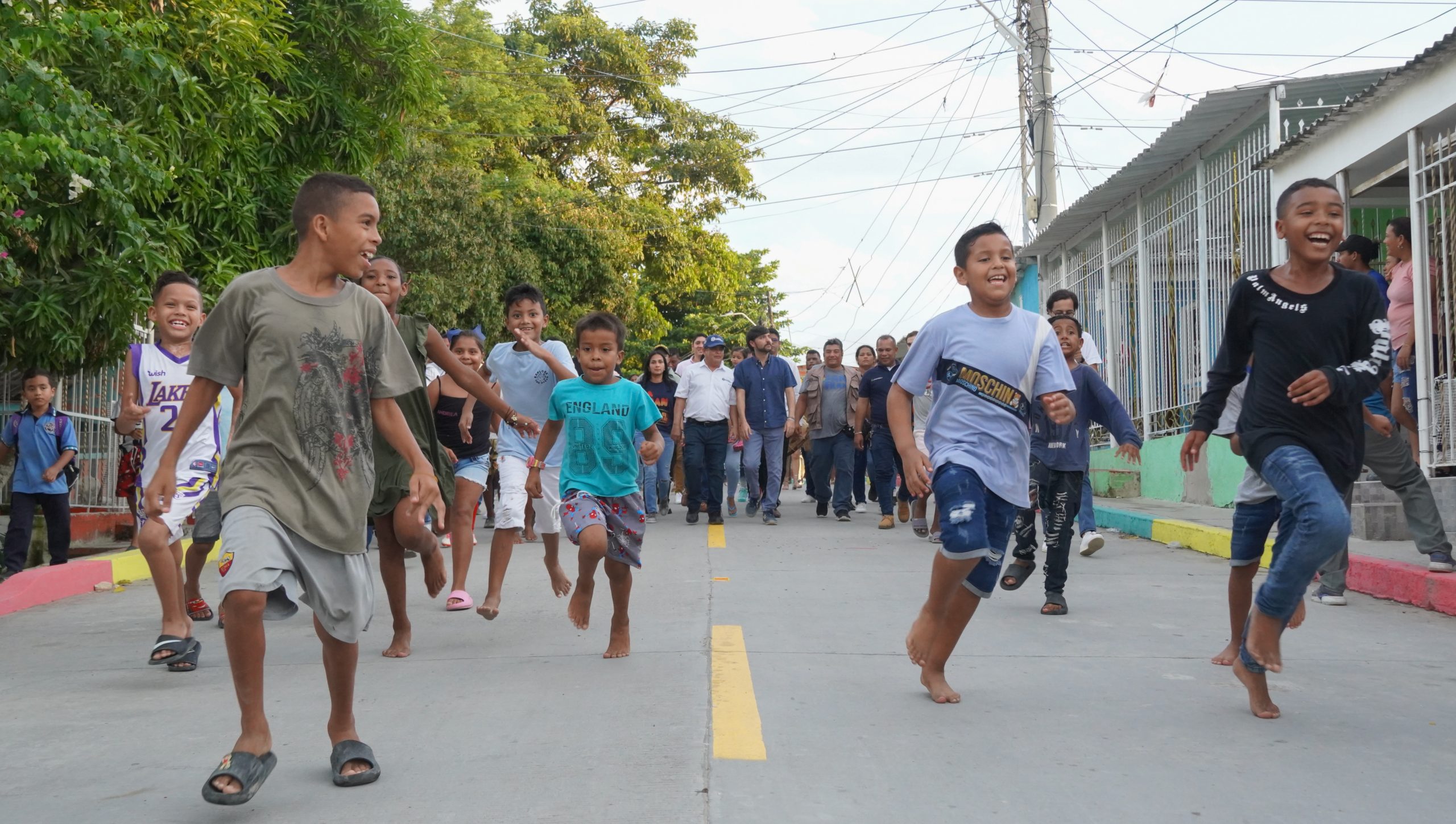 Niños corriendo por nuevas vías pavimentadas