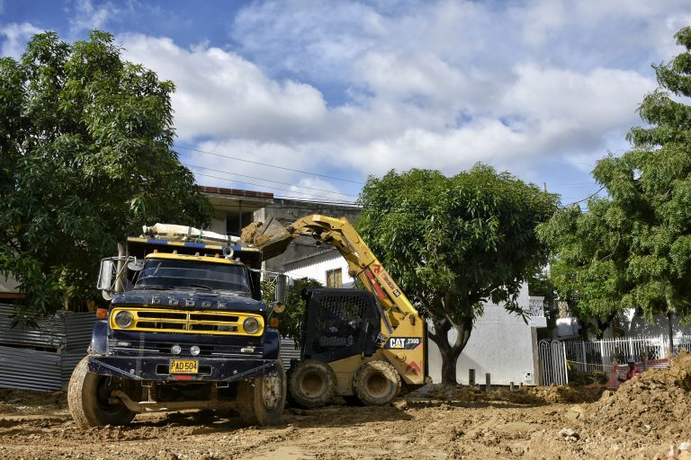 Volqueos en obras de transformación barrial en Localidad Metropolitana